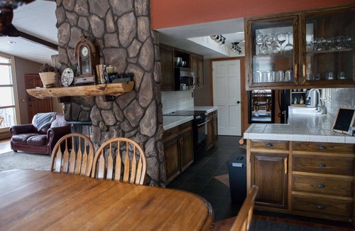 Woodland Park House | Pikes Peak views, lodge vibe, hot tub, your mountain inn.