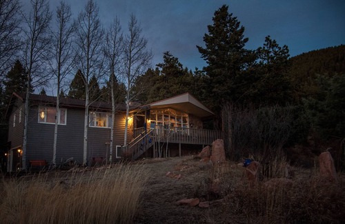 Woodland Park House | Pikes Peak views, lodge vibe, hot tub, your mountain inn.