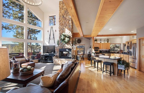 Woodland Park House | Pikes Peak Vista-Luxurious Home with Amazing Views In Woodland Park-30 day min.