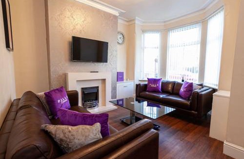 Walkden House | Pillo Rooms - Spacious Cosy 2 Bedroom House by Bridgewater Canal