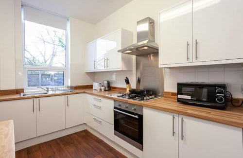 Walkden House | Pillo Rooms - Spacious Cosy 2 Bedroom House by Bridgewater Canal