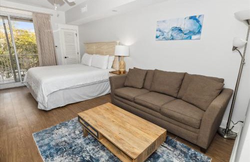 Baytowne Wharf Apartment | Pilot House 518- by Holiday Isle Properties