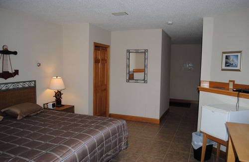 Bayfield Bed & Breakfast | Pilot House B & B Bayfield "Crew's Quarters" Sleeps 2, private bath with shower.