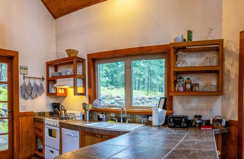 Ashland Cabin | Pilot Rock Cabin w/Jacuzzi and Wood Stove at Green Springs Inn