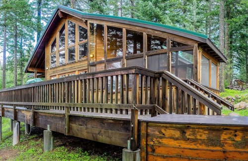 Ashland Cabin | Pilot Rock Cabin w/Jacuzzi and Wood Stove at Green Springs Inn