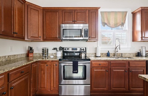 North Charleston House | Pina Colada | 3BR Retreat in Park Circle with Golf