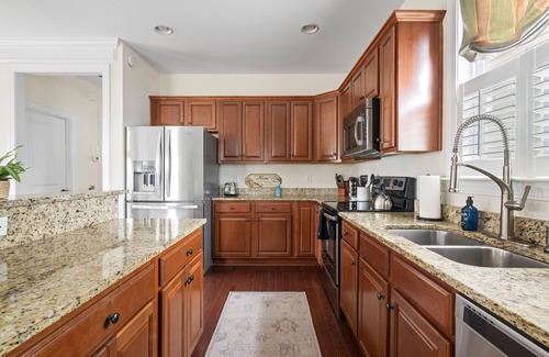 North Charleston House | Pina Colada | 3BR Retreat in Park Circle with Golf