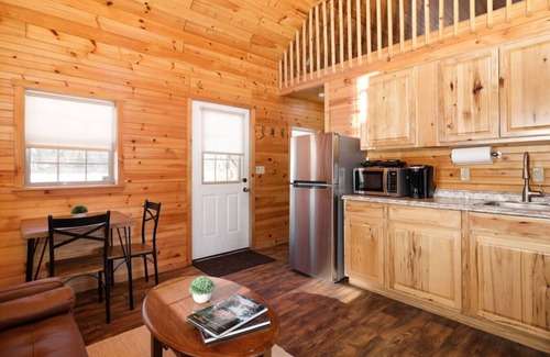 Bethlehem Cabin | Pine Cabin: Cozy Lakefront Log Cabin