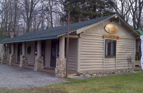 Gaylord House | Pine Cone Inn - Room M8 - King room - King & a twin