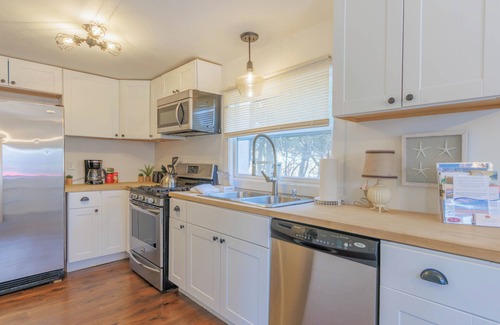 Douglas House | Pine Cove - Close to downtown and beaches