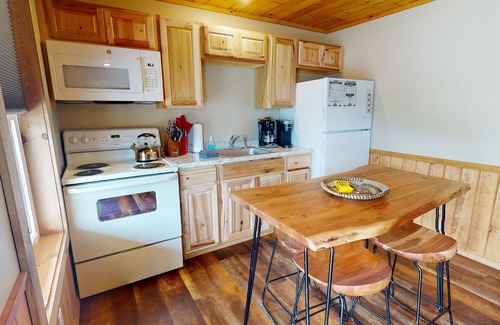 Gaines Resort | Pine Creek, PA Grand Canyon, Mountain View Suite 8 at Rough Cut Lodge