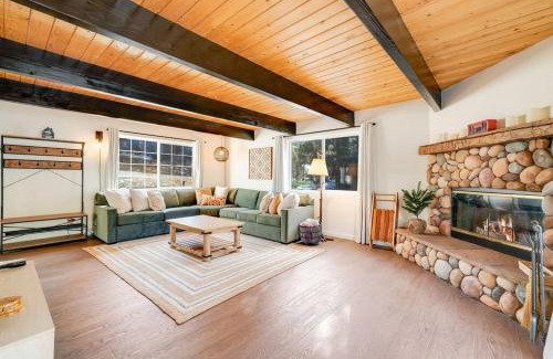 Sugarloaf House | Pine Den Cabin: Arcade+Fire Pit+BBQ