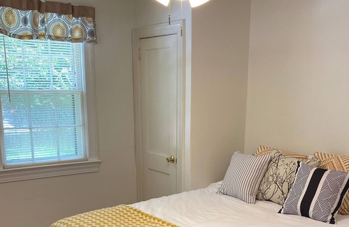 Summerville Historic District House | Pine Hallow House - walking distance to Hutchinson Square
