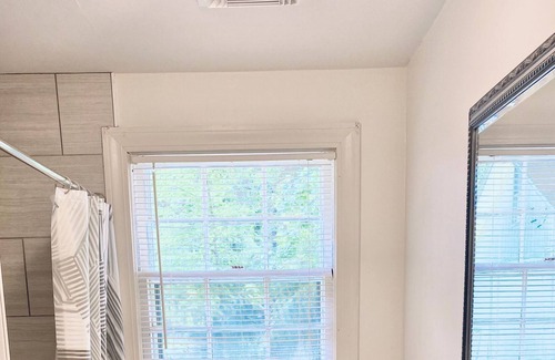 Summerville Historic District House | Pine Hallow House - walking distance to Hutchinson Square