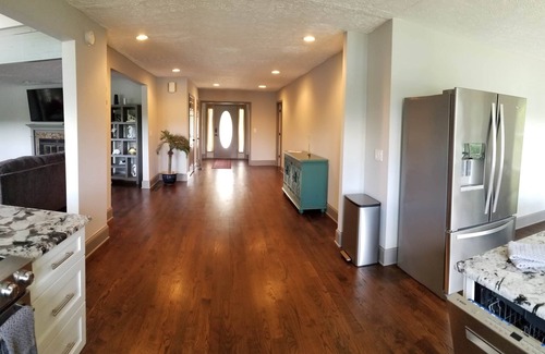 Gainesville House | Pine Haven | Lake front home/w Dock, Cheerful 4 Bedroom Cottage/w Dock Max 6 ppl
