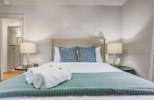 Broadmoor Apartment | Pine Hollow Cozy Downtown Stay w Fire Pit