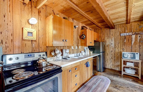 McKinney Estates Cabin | Pine Knolls | Private cabin with hot tub | Pets Welcome