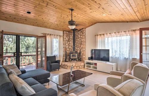 Pine Mountain Club Apartment | Pine Mountain Club 3-BDR Treehouse Cabin Retreat