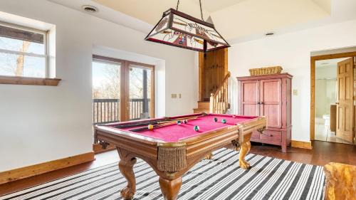 Chalet Village House | Pine Needle by AvantStay Log Cabin w Gorgeous Views Hot Tub Patio Pool Table