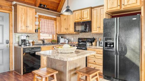 Chalet Village House | Pine Needle by AvantStay Log Cabin w Gorgeous Views Hot Tub Patio Pool Table