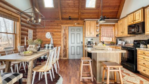 Chalet Village House | Pine Needle by AvantStay Log Cabin w Gorgeous Views Hot Tub Patio Pool Table