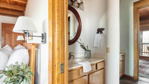 Chalet Village House | Pine Needle by AvantStay Log Cabin w Gorgeous Views Hot Tub Patio Pool Table