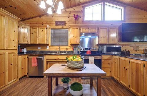 Golden Cabin | Pine Time on Glover River with Stocked fishing pond, Secluded!