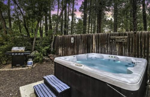 Flagstaff House | Pine-Time Retreat Near Downtown with Hot Tub!
