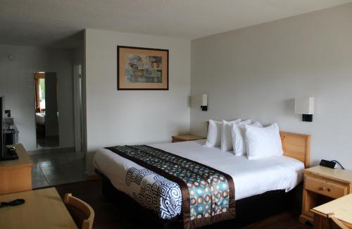 City Center Medford Hotel | Pine Tree inn