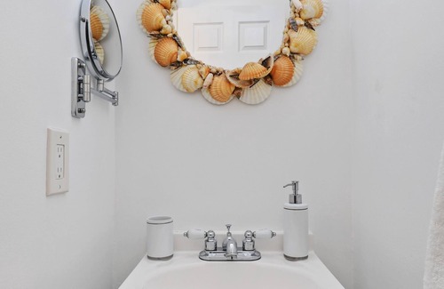 Parrot Cove Cottage | Pineapple Cottage- Historic Parrot Cove