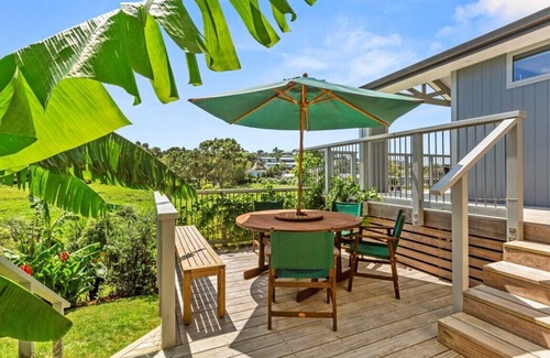 Raglan Apartment | Pineapple Palace Studio: tranquil, central setting