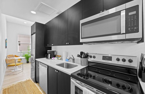 Gillespie Park Apartment | Pineapple Paradise #1 13 min to Beach Fire Pit
