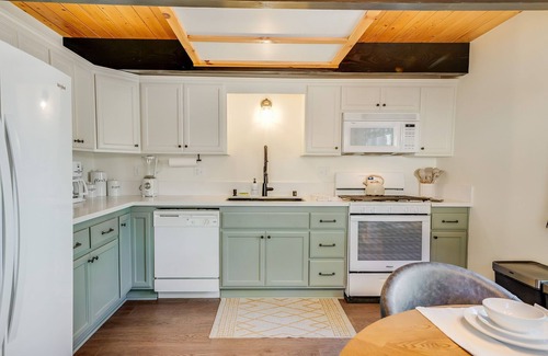 Sugarloaf Cabin | PineDenCabin: HotTub+Arcade+FirePit+EV Charger