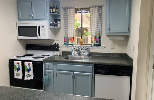 Pinehurst Condo | Pinehurst 2BR 2B Condo on lake, seasonal pool, just 1.5 mi to Pinehurst Resort