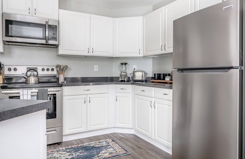 Pinehurst House | Pinehurst Cottage ★ Serves 8 ★ No Stairs ★ King Bed