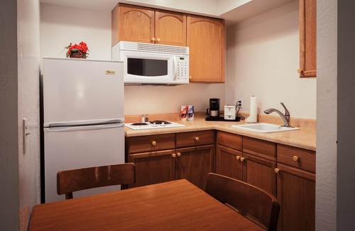 Cottonwood Hotel | Pines Inn & Suites