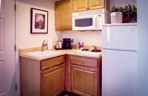 Cottonwood Hotel | Pines Inn & Suites
