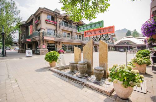 Ketchum Apartment | Pinewood Getaway