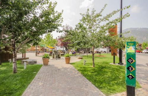 Ketchum Apartment | Pinewood Getaway