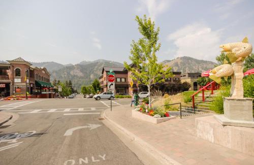 Ketchum Apartment | Pinewood Getaway