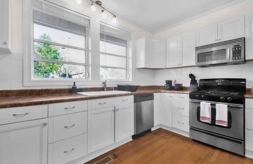 Terry Sanford House | Ping-Pong & Huge Yard! Central- Fayetteville Pearl