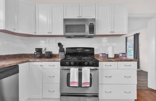 Terry Sanford House | Ping-Pong & Huge Yard! Central- Fayetteville Pearl