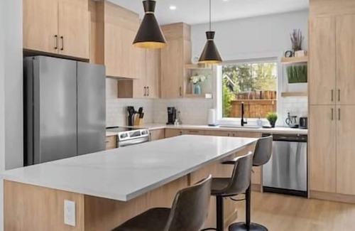 Southwest Calgary House | Ping Pong | King Bed | 3BR | Garage| AC | Backyard