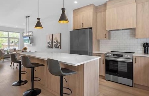 Southwest Calgary House | Ping Pong | King Bed | 3BR | Garage| AC | Backyard