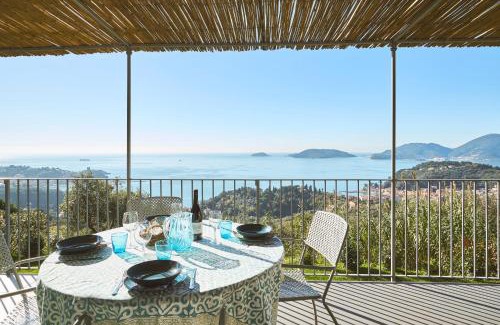 Pugliola House | Pini House, inside a private Park, Pool, Tennis, AC, Parking next home and Parking in Lerici!