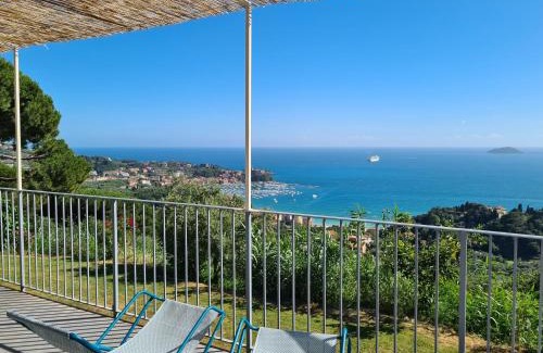 Pugliola House | Pini House, inside a private Park, Pool, Tennis, AC, Parking next home and Parking in Lerici!