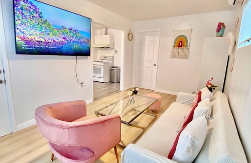 Rosemead Apartment | Pink Charming 1-bedroom House near DTLA