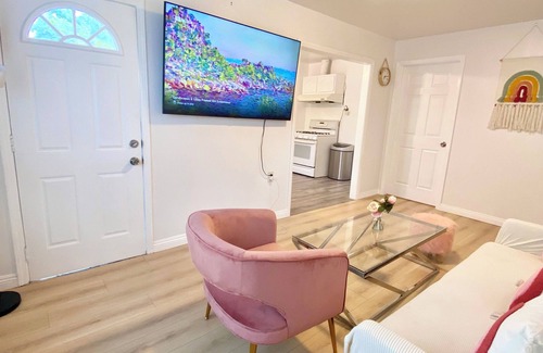 Rosemead Apartment | Pink Charming 1-bedroom House near DTLA