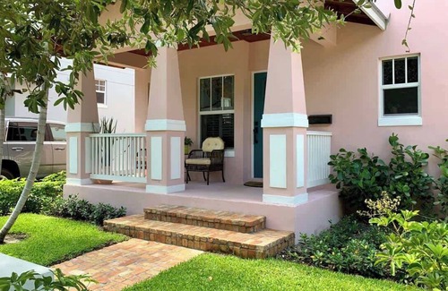 Grandview Heights House | Pink House - Bask in Style Steps from the Convention Center