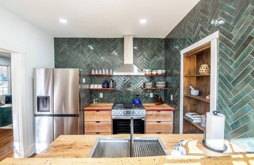 Kenilworth House | Pink House in Wooded Kenilworth - 4 Mins to DT Asheville & Walkable to Hospital